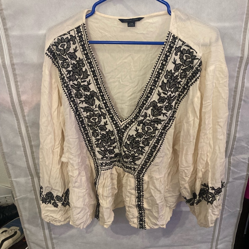 Brand : American eagle 
Size : L
Color : white with black details